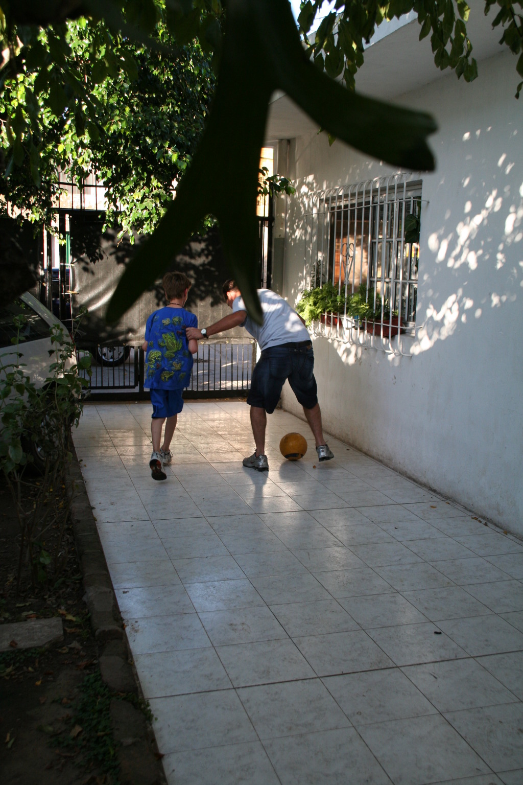 2009/03(March)/Argentina/4-Soccer-in-driveway/1024x768_2009-03-15-Argentia-008-Chance-Ruben-Soccer.JPG