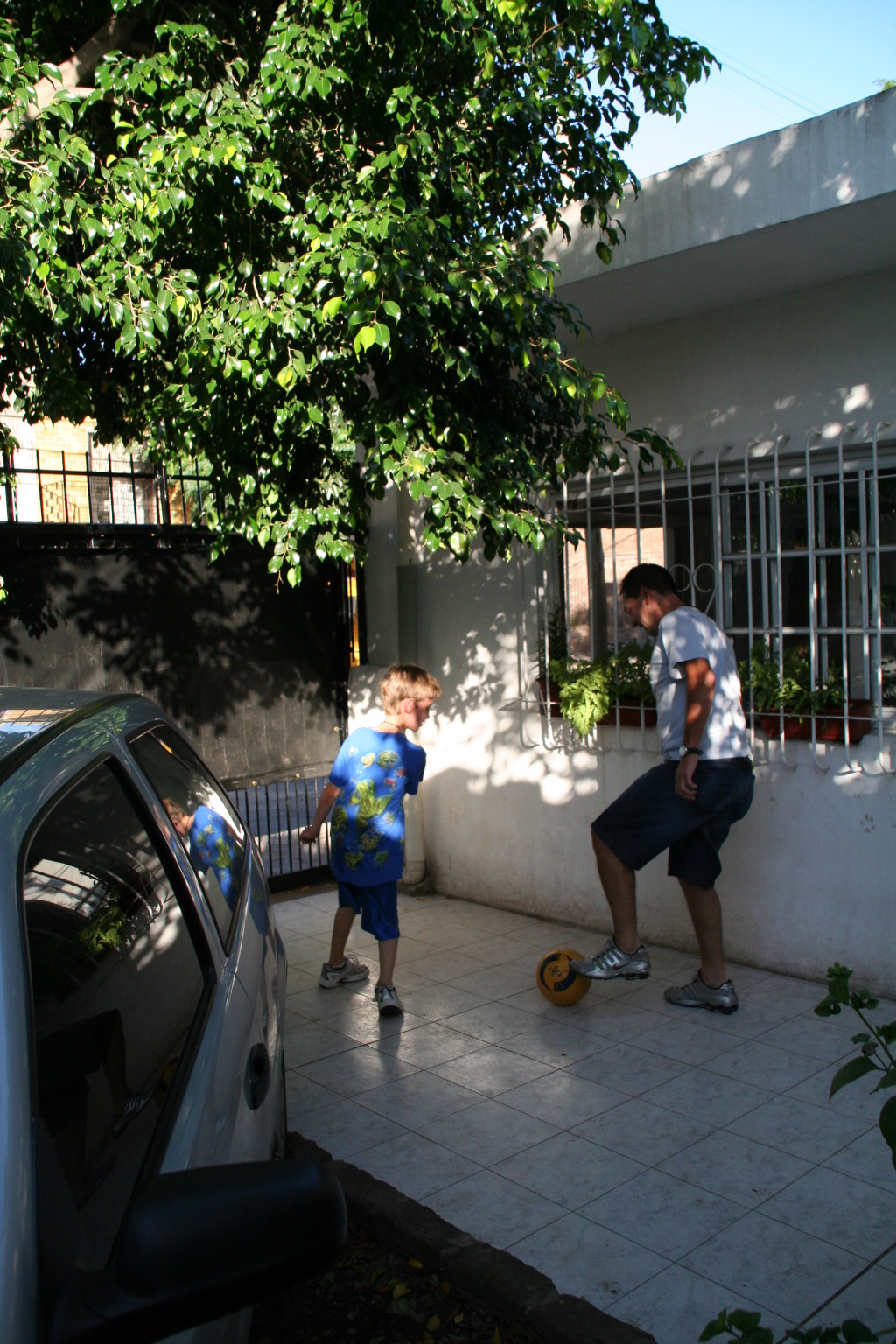 2009/03(March)/Argentina/4-Soccer-in-driveway/1024x768_2009-03-15-Argentia-019-Chance-Ruben-Soccer.JPG