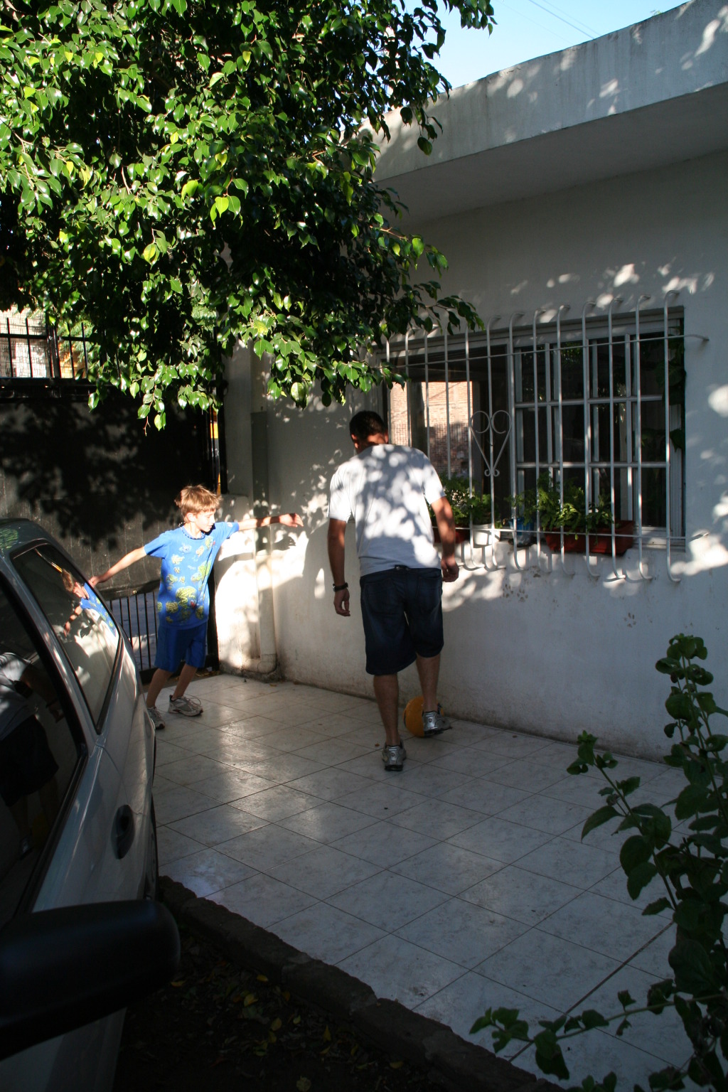 2009/03(March)/Argentina/4-Soccer-in-driveway/1024x768_2009-03-15-Argentia-027-Chance-Ruben-Soccer.JPG