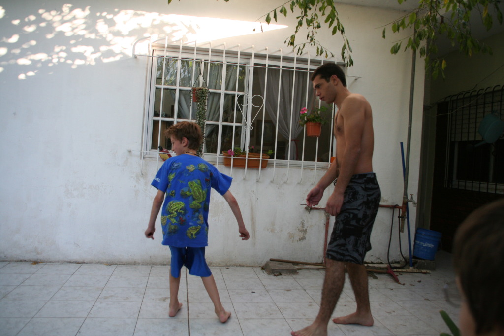 2009/03(March)/Argentina/4-Soccer-in-driveway/1024x768_2009-03-15-Argentia-038-Lio-Chance-soccer.JPG