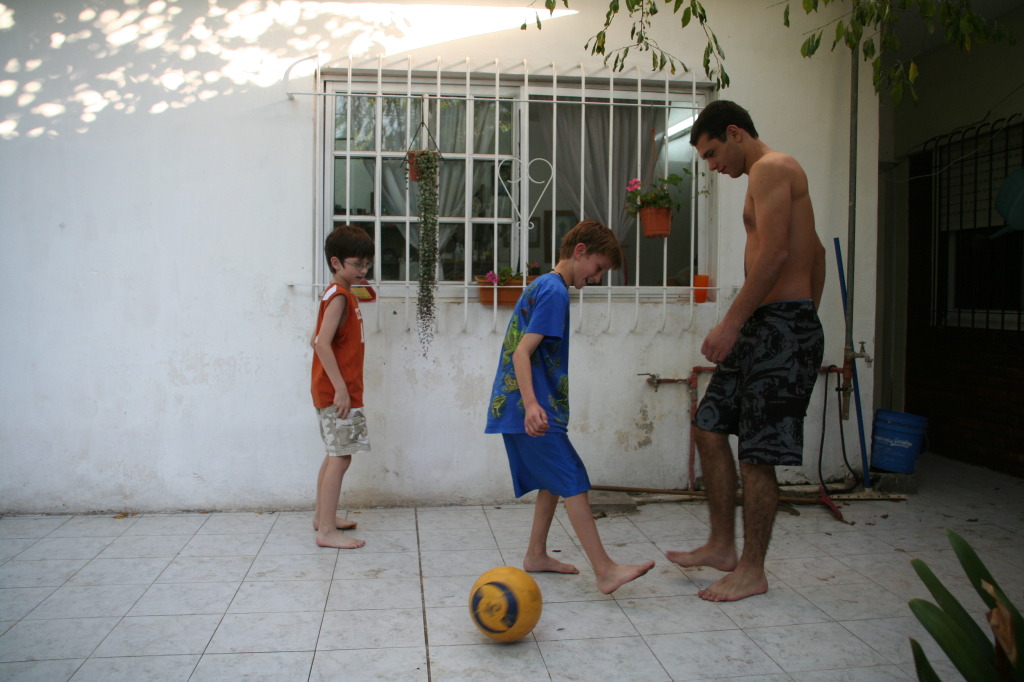 2009-03-15-Argentia-052-Lio-Chance-Dax-soccer.JPG