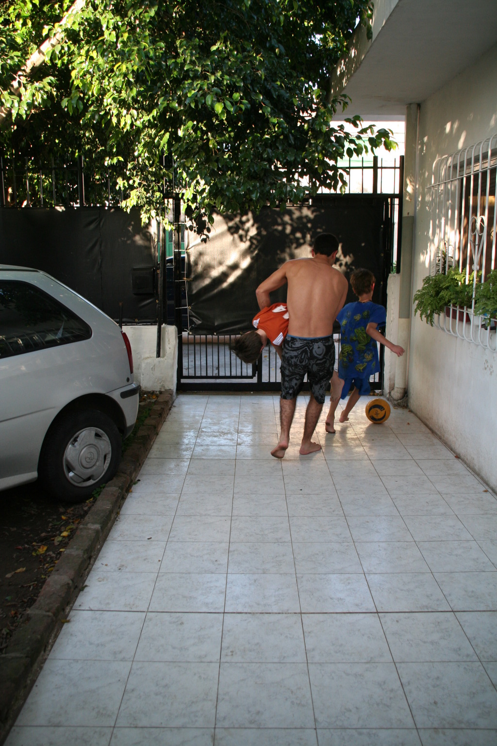 2009/03(March)/Argentina/4-Soccer-in-driveway/1024x768_2009-03-15-Argentia-061-Lio-Chance-Dax-soccer.JPG