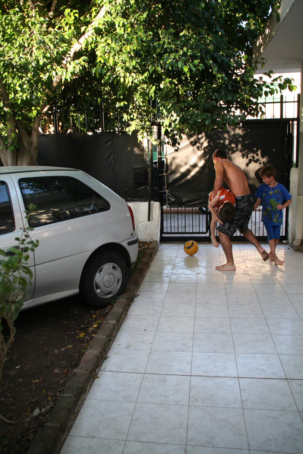 2009/03(March)/Argentina/4-Soccer-in-driveway/1024x768_2009-03-15-Argentia-065-Lio-Chance-Dax-soccer.JPG