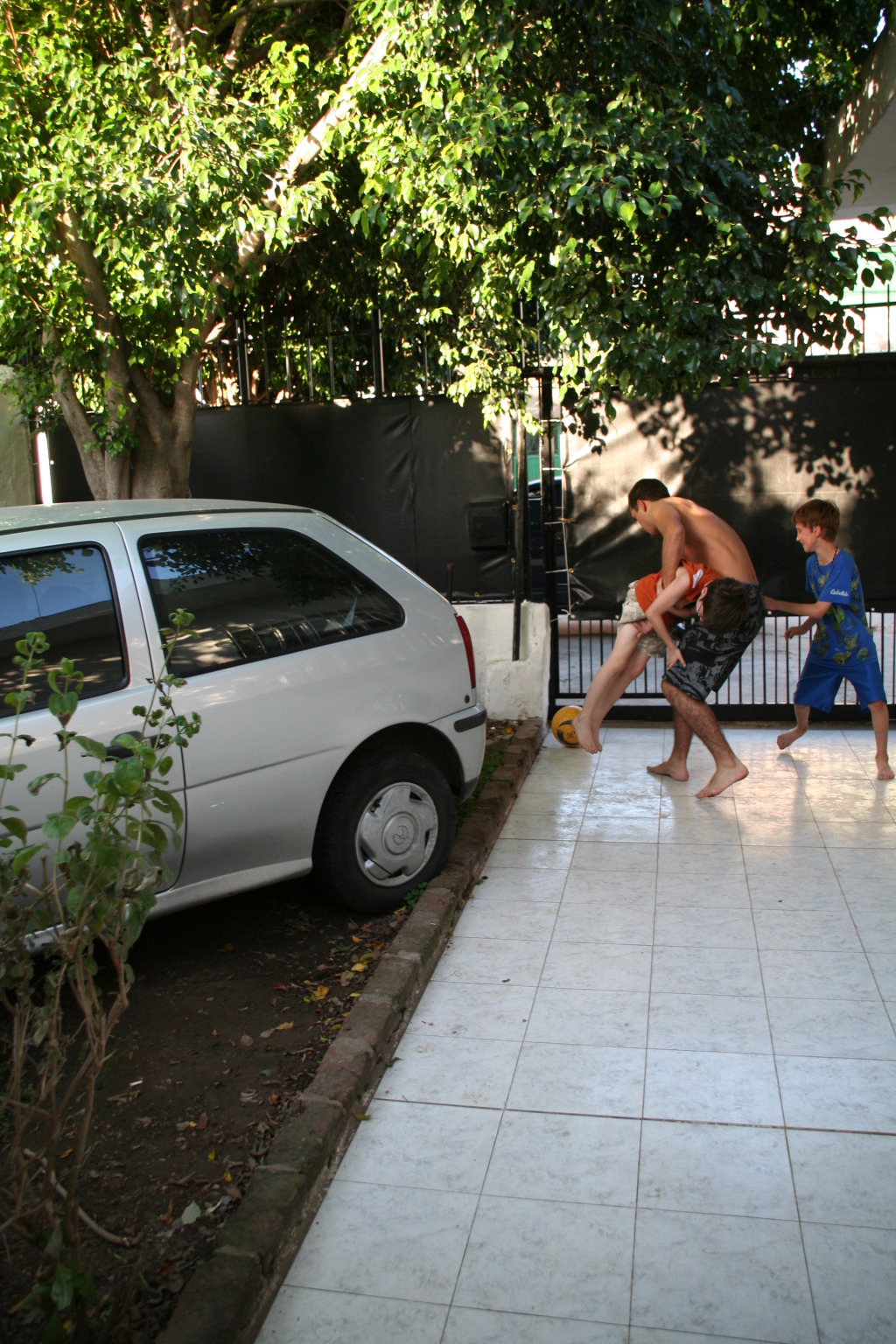 2009/03(March)/Argentina/4-Soccer-in-driveway/1024x768_2009-03-15-Argentia-066-Lio-Chance-Dax-soccer.JPG