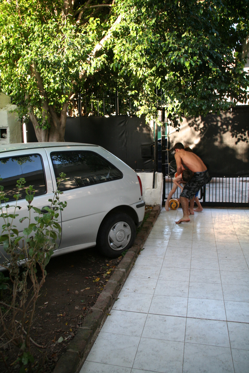 2009/03(March)/Argentina/4-Soccer-in-driveway/1024x768_2009-03-15-Argentia-068-Lio-Chance-Dax-soccer.JPG