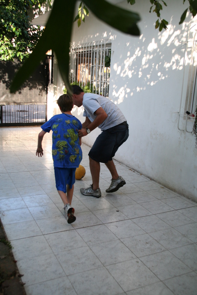 2009/03(March)/Argentina/4-Soccer-in-driveway/640x480_2009-03-15-Argentia-005-Chance-Ruben-Soccer.JPG