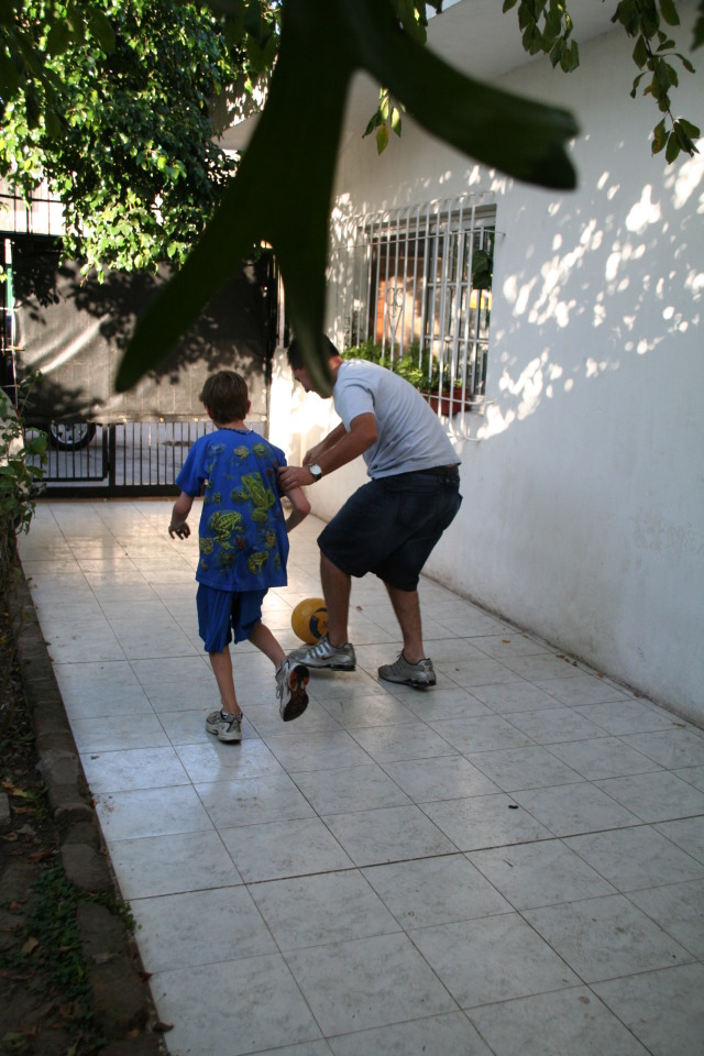 2009/03(March)/Argentina/4-Soccer-in-driveway/640x480_2009-03-15-Argentia-006-Chance-Ruben-Soccer.JPG