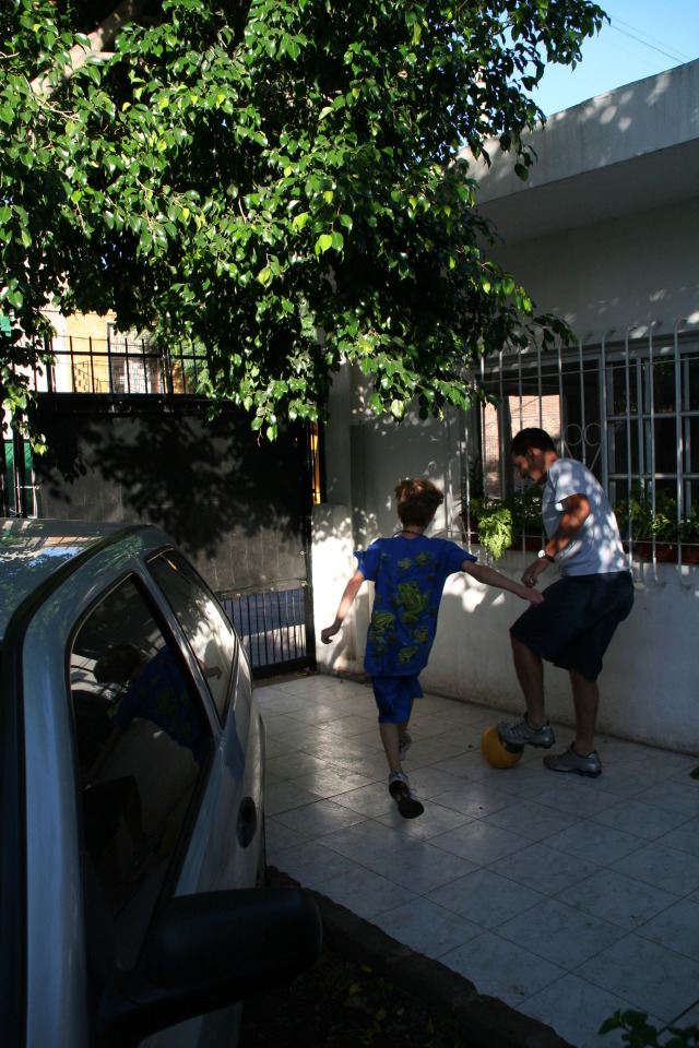 2009/03(March)/Argentina/4-Soccer-in-driveway/640x480_2009-03-15-Argentia-018-Chance-Ruben-Soccer.JPG