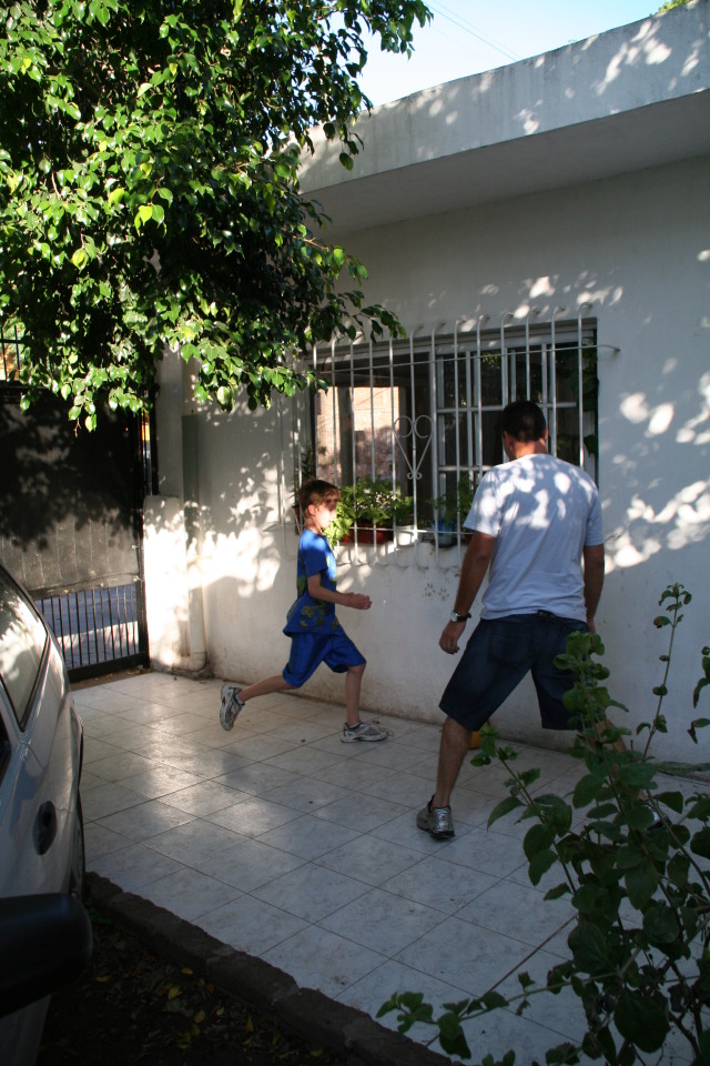 2009/03(March)/Argentina/4-Soccer-in-driveway/640x480_2009-03-15-Argentia-030-Chance-Ruben-Soccer.JPG