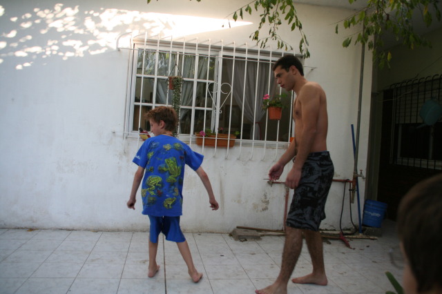 2009/03(March)/Argentina/4-Soccer-in-driveway/640x480_2009-03-15-Argentia-038-Lio-Chance-soccer.JPG