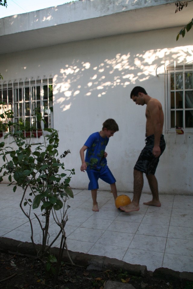 2009/03(March)/Argentina/4-Soccer-in-driveway/640x480_2009-03-15-Argentia-040-Lio-Chance-soccer.JPG
