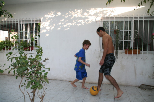 2009/03(March)/Argentina/4-Soccer-in-driveway/640x480_2009-03-15-Argentia-041-Lio-Chance-soccer.JPG