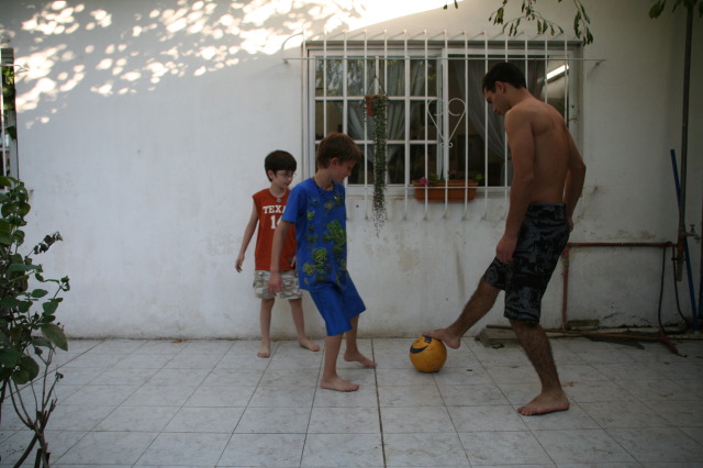 2009/03(March)/Argentina/4-Soccer-in-driveway/640x480_2009-03-15-Argentia-049-Lio-Chance-Dax-soccer.JPG