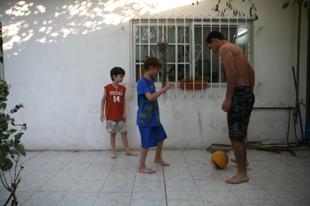 2009-03-15-Argentia-050-Lio-Chance-Dax-soccer.JPG