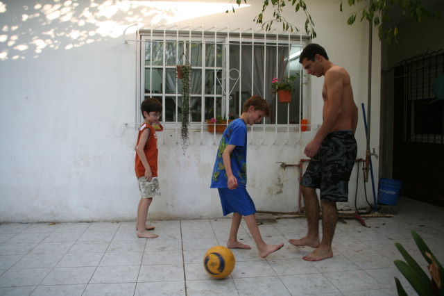 2009/03(March)/Argentina/4-Soccer-in-driveway/640x480_2009-03-15-Argentia-052-Lio-Chance-Dax-soccer.JPG