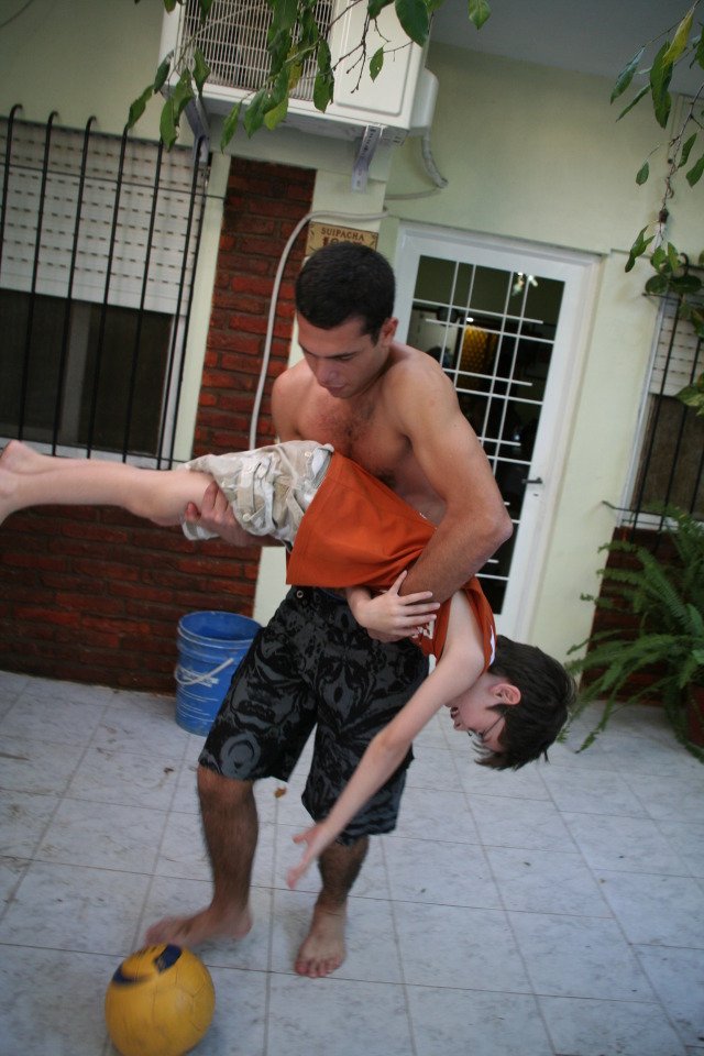 2009/03(March)/Argentina/4-Soccer-in-driveway/640x480_2009-03-15-Argentia-057-Lio-Dax-soccer.JPG