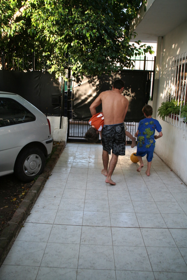 2009/03(March)/Argentina/4-Soccer-in-driveway/640x480_2009-03-15-Argentia-060-Lio-Chance-Dax-soccer.JPG