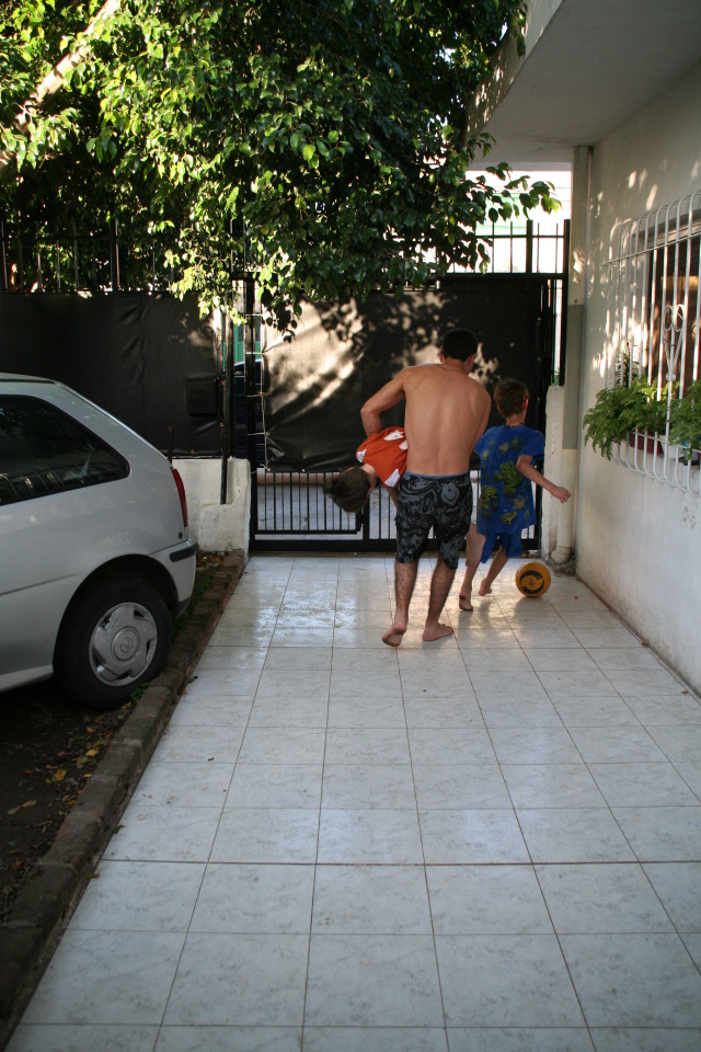 2009/03(March)/Argentina/4-Soccer-in-driveway/640x480_2009-03-15-Argentia-061-Lio-Chance-Dax-soccer.JPG