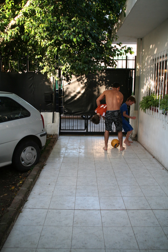2009/03(March)/Argentina/4-Soccer-in-driveway/640x480_2009-03-15-Argentia-063-Lio-Chance-Dax-soccer.JPG