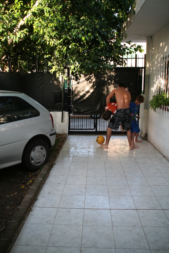2009/03(March)/Argentina/4-Soccer-in-driveway/640x480_2009-03-15-Argentia-064-Lio-Chance-Dax-soccer.JPG