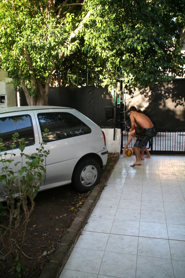 2009/03(March)/Argentina/4-Soccer-in-driveway/640x480_2009-03-15-Argentia-068-Lio-Chance-Dax-soccer.JPG