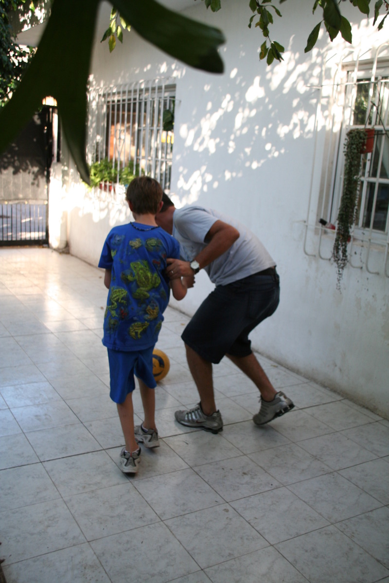2009/03(March)/Argentina/4-Soccer-in-driveway/800x600_2009-03-15-Argentia-004-Chance-Ruben-Soccer.JPG