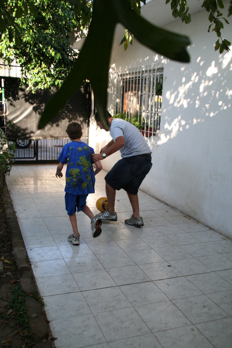 2009/03(March)/Argentina/4-Soccer-in-driveway/800x600_2009-03-15-Argentia-006-Chance-Ruben-Soccer.JPG