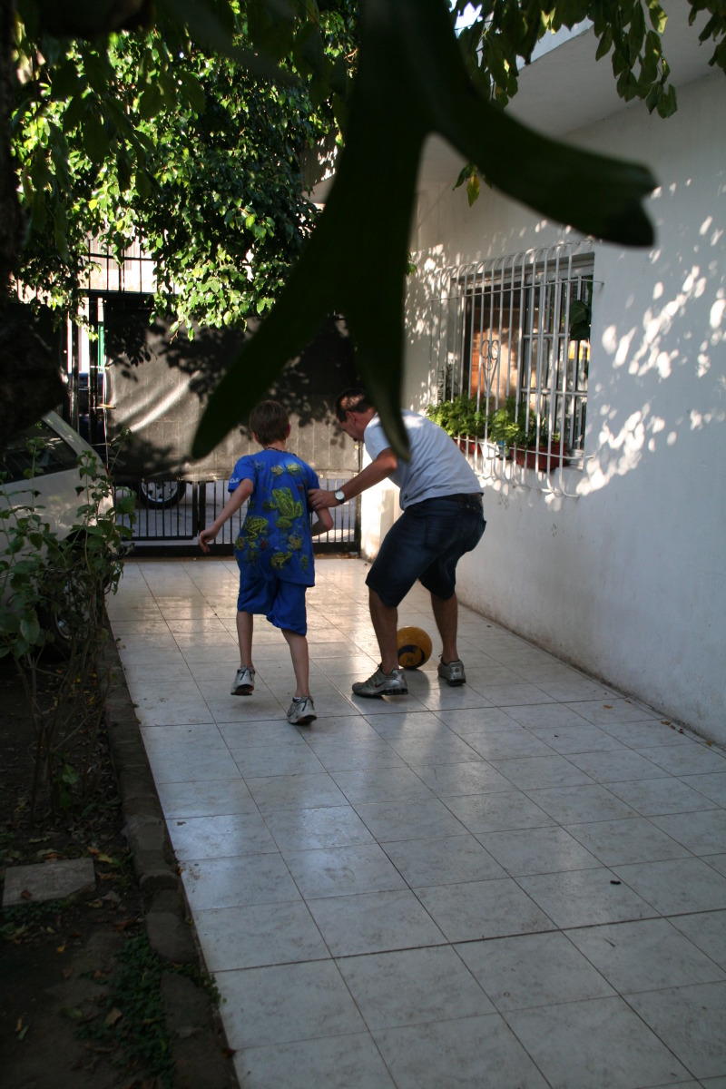 2009/03(March)/Argentina/4-Soccer-in-driveway/800x600_2009-03-15-Argentia-007-Chance-Ruben-Soccer.JPG