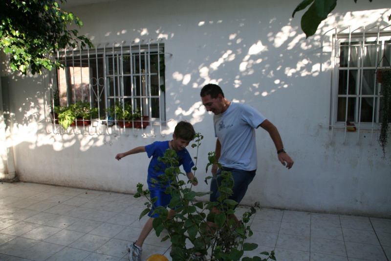 2009/03(March)/Argentina/4-Soccer-in-driveway/800x600_2009-03-15-Argentia-013-Chance-Ruben-Soccer.JPG