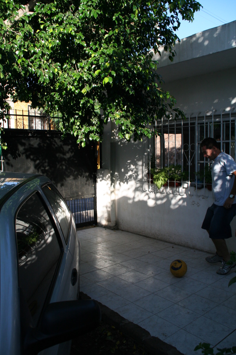 2009/03(March)/Argentina/4-Soccer-in-driveway/800x600_2009-03-15-Argentia-016-Chance-Ruben-Soccer.JPG