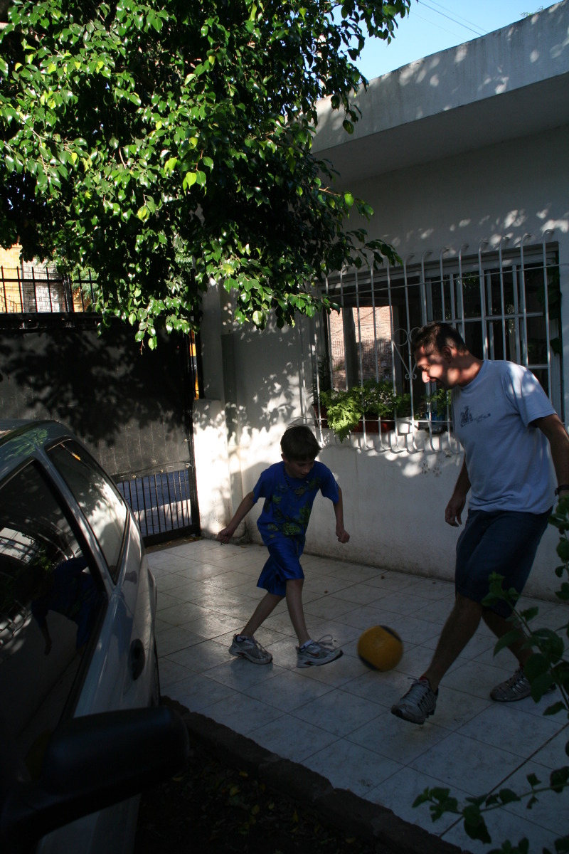 2009/03(March)/Argentina/4-Soccer-in-driveway/800x600_2009-03-15-Argentia-022-Chance-Ruben-Soccer.JPG