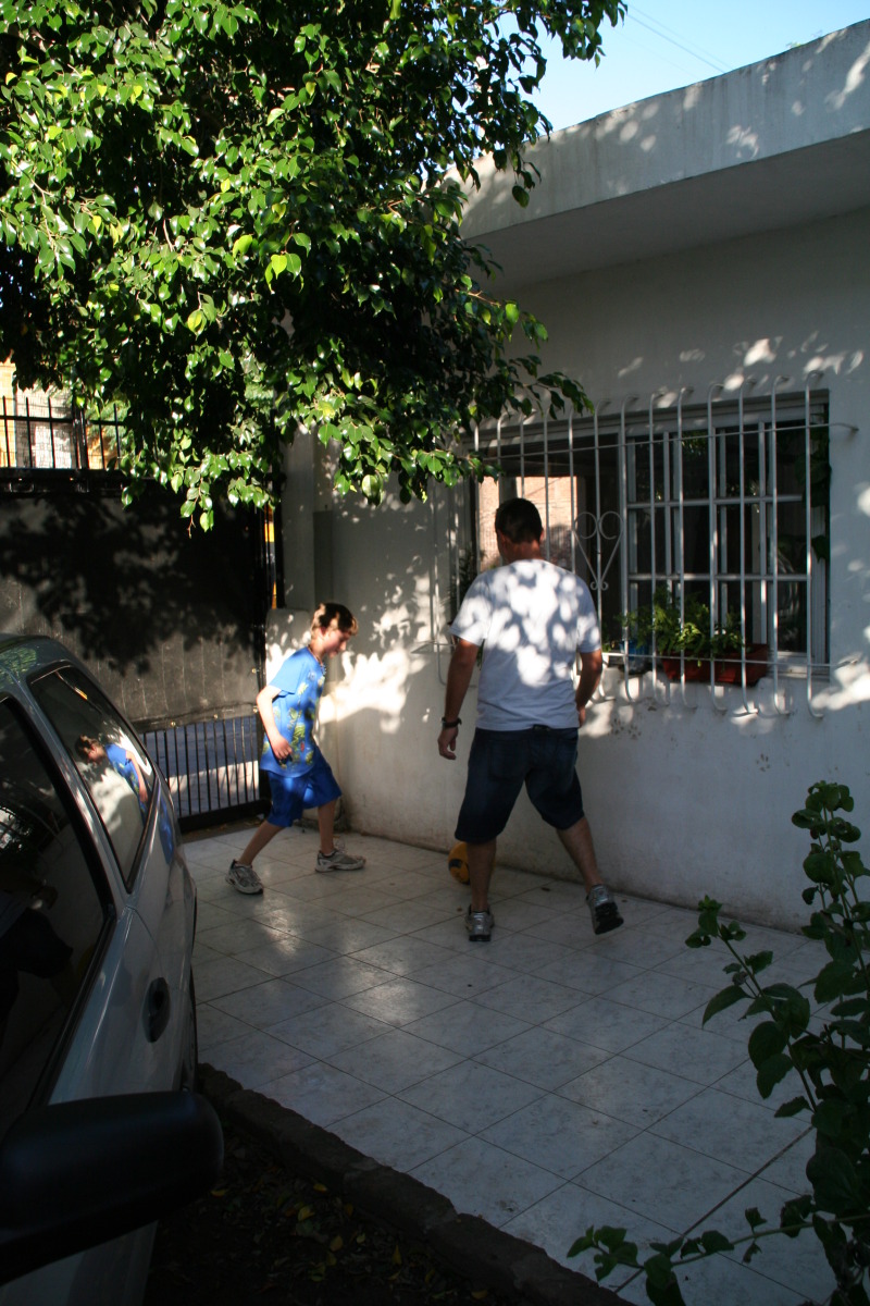 2009/03(March)/Argentina/4-Soccer-in-driveway/800x600_2009-03-15-Argentia-028-Chance-Ruben-Soccer.JPG