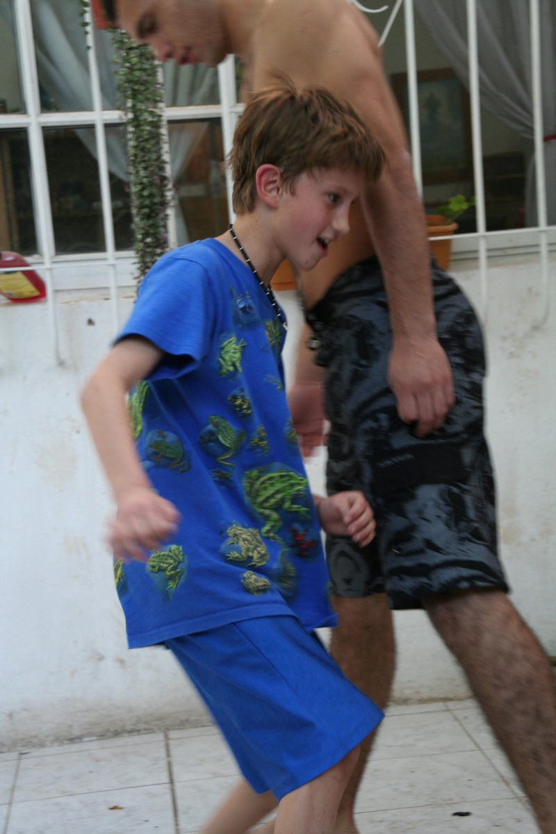 2009/03(March)/Argentina/4-Soccer-in-driveway/800x600_2009-03-15-Argentia-037-Lio-Chance-soccer.JPG
