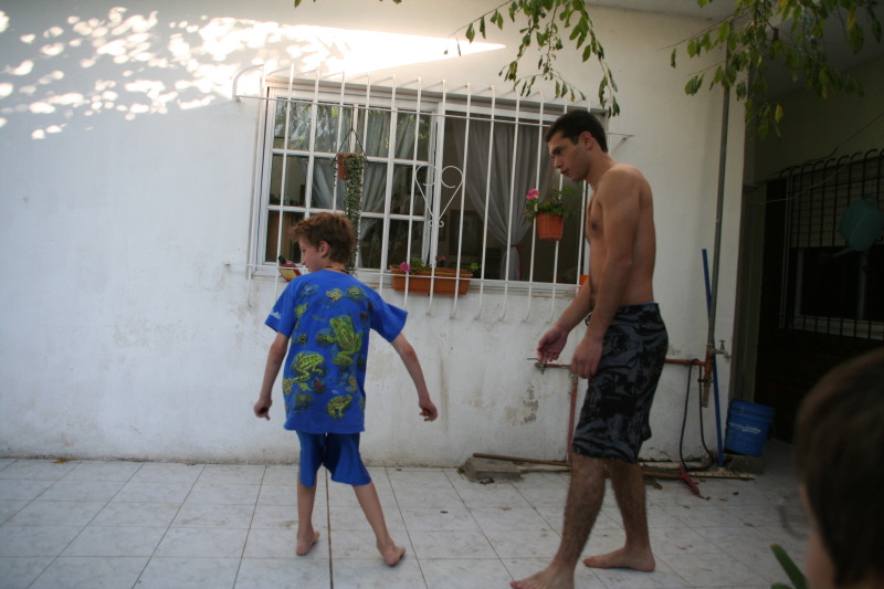 2009/03(March)/Argentina/4-Soccer-in-driveway/800x600_2009-03-15-Argentia-038-Lio-Chance-soccer.JPG