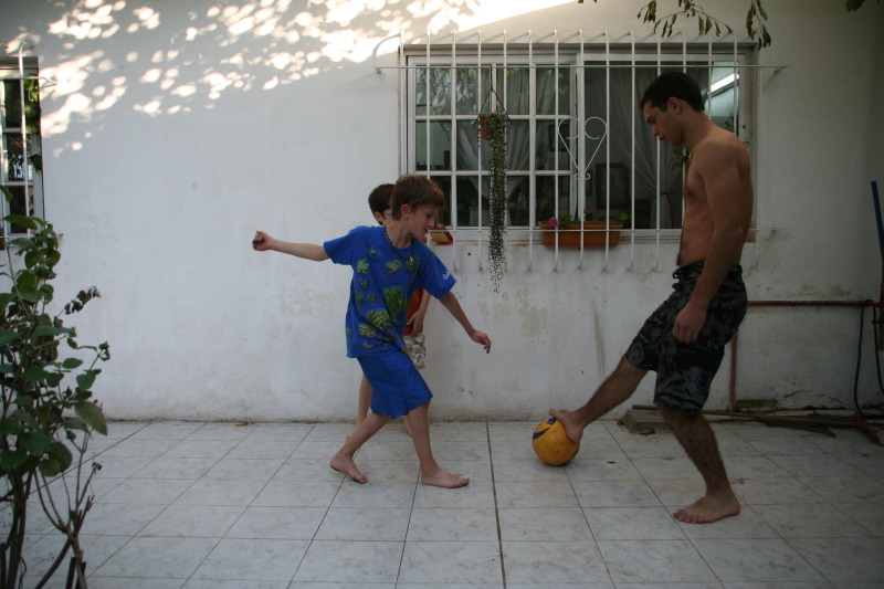 2009/03(March)/Argentina/4-Soccer-in-driveway/800x600_2009-03-15-Argentia-048-Lio-Chance-Dax-soccer.JPG