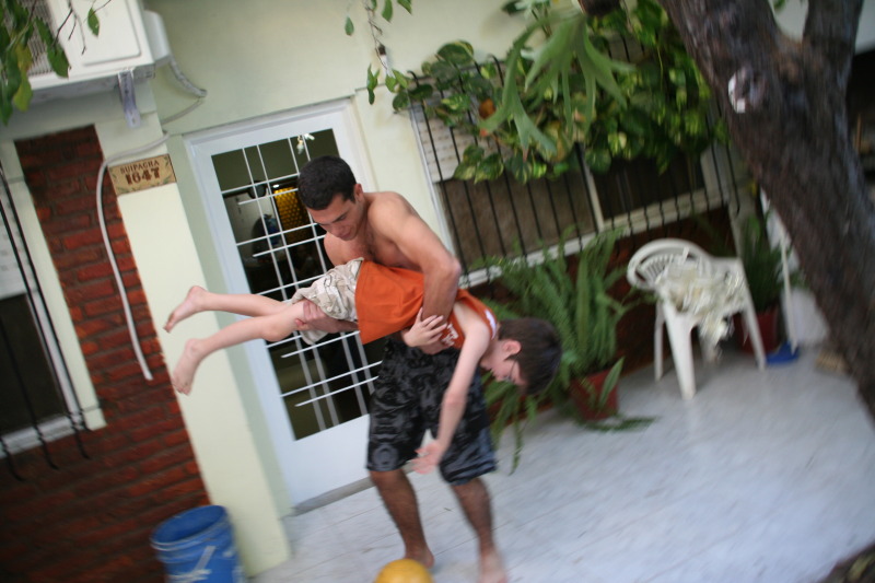 2009/03(March)/Argentina/4-Soccer-in-driveway/800x600_2009-03-15-Argentia-055-Lio-Dax-soccer.JPG