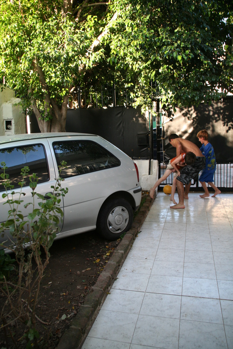 2009/03(March)/Argentina/4-Soccer-in-driveway/800x600_2009-03-15-Argentia-067-Lio-Chance-Dax-soccer.JPG