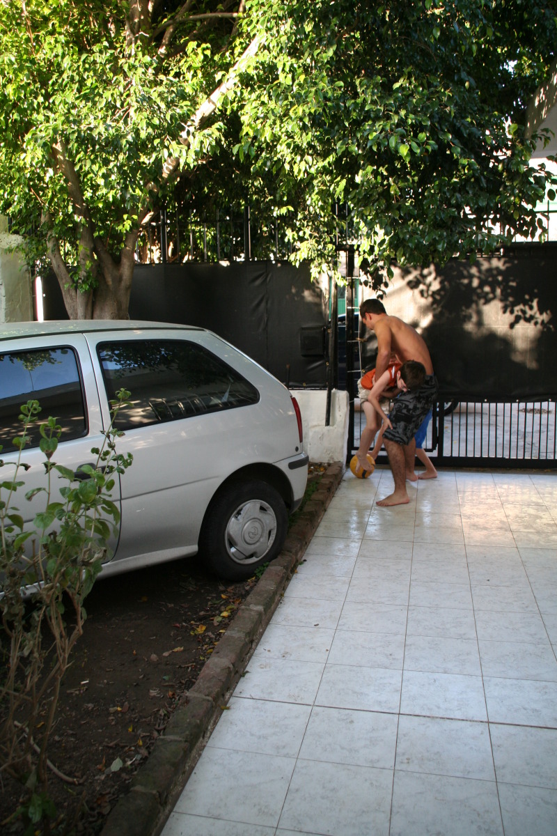2009/03(March)/Argentina/4-Soccer-in-driveway/800x600_2009-03-15-Argentia-070-Lio-Chance-Dax-soccer.JPG
