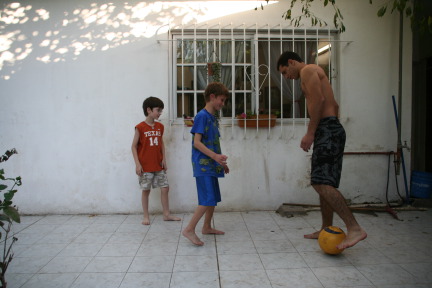 2009-03-15-Argentia-051-Lio-Chance-Dax-soccer.JPG