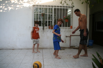 2009-03-15-Argentia-053-Lio-Chance-Dax-soccer.JPG
