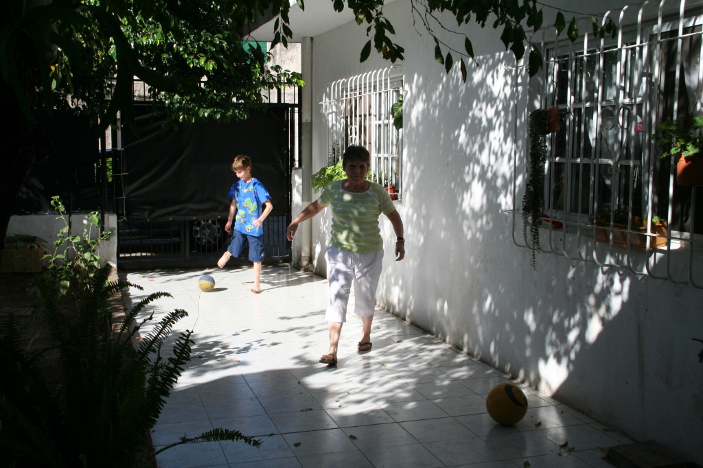 2009/03(March)/Argentina/5-Hanging-at-the-house/1024x768_2009-03-18-Argentina-06-Chance-Marta.JPG