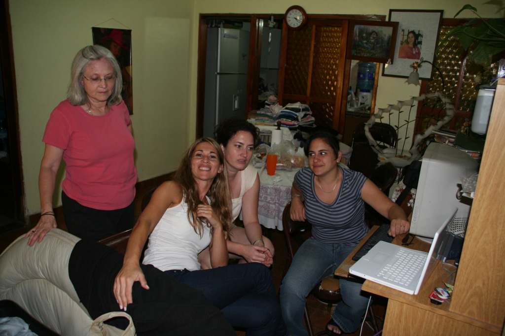 2009/03(March)/Argentina/5-Hanging-at-the-house/1024x768_2009-03-18-Argentina-07-Susana-Adriana-Suzi-Fernanda.JPG