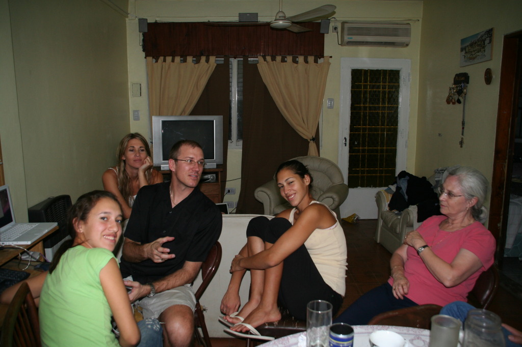 2009/03(March)/Argentina/5-Hanging-at-the-house/1024x768_2009-03-18-Argentina-10-Lucila-Adriana-Travis-Marianela-Susana.JPG