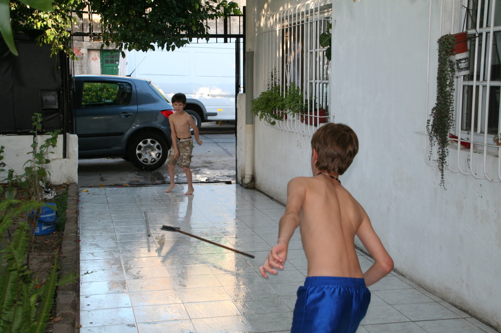2009/03(March)/Argentina/5-Hanging-at-the-house/1024x768_2009-03-19-Argentina-03-Dax-Chance.JPG