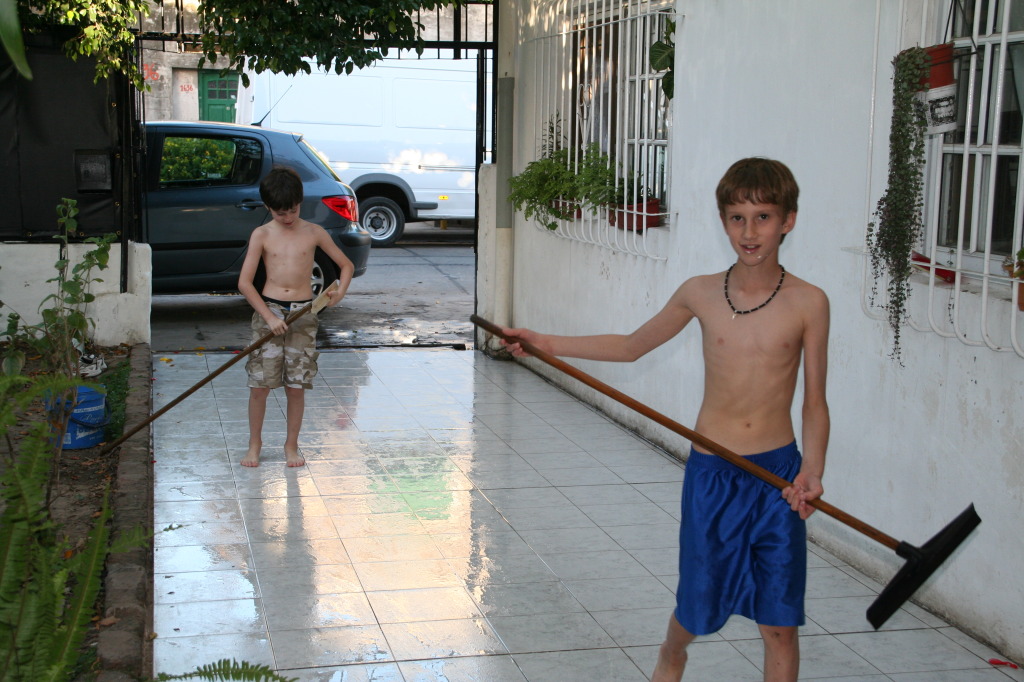 2009/03(March)/Argentina/5-Hanging-at-the-house/1024x768_2009-03-19-Argentina-04-Dax-Chance.JPG