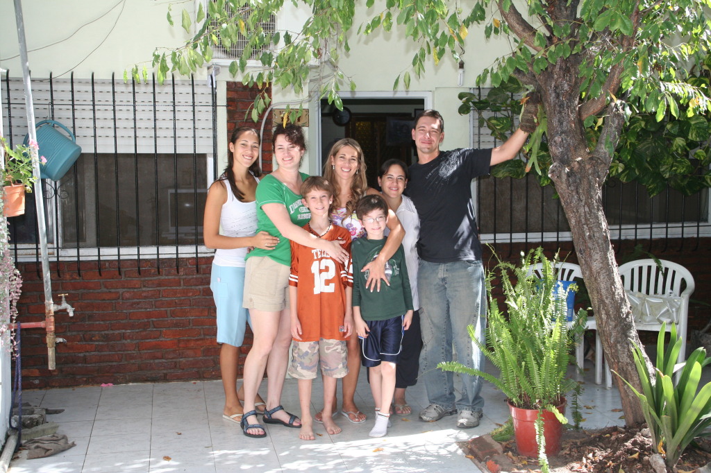 2009/03(March)/Argentina/5-Hanging-at-the-house/1024x768_2009-03-20-Argentina-02-Marianela-Suzi-Chance-Adriana-Dax-Fernanda-Ruben.JPG