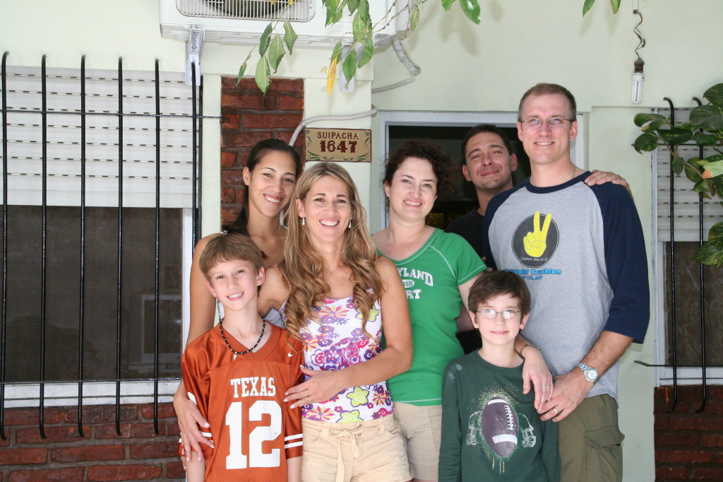 2009/03(March)/Argentina/5-Hanging-at-the-house/1024x768_2009-03-20-Argentina-04-Marianela-Suzi-Chance-Adriana-Dax-Ruben-Travis.JPG