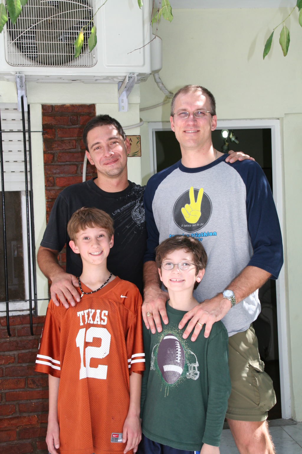 2009/03(March)/Argentina/5-Hanging-at-the-house/1024x768_2009-03-20-Argentina-07-Ruben-Chance-Dax-Travis.JPG
