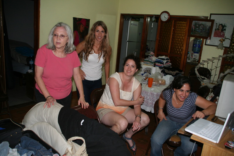 2009/03(March)/Argentina/5-Hanging-at-the-house/800x600_2009-03-18-Argentina-08-Susana-Adriana-Suzi-Fernanda.JPG