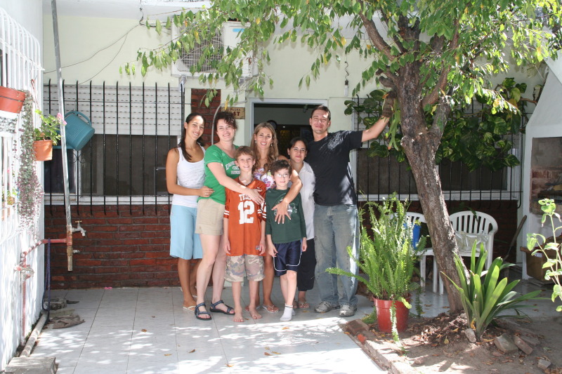 2009/03(March)/Argentina/5-Hanging-at-the-house/800x600_2009-03-20-Argentina-03-Marianela-Suzi-Chance-Adriana-Dax-Fernanda-Ruben.JPG